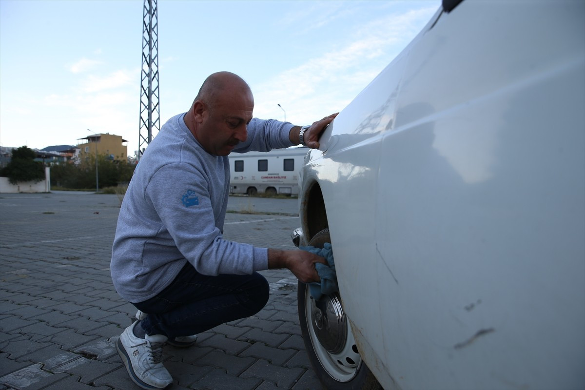 Hatay'da dede yadigarı 1977 model Anadol'a özenle bakan otomobil ustası Şevki Akpınar, klasik...