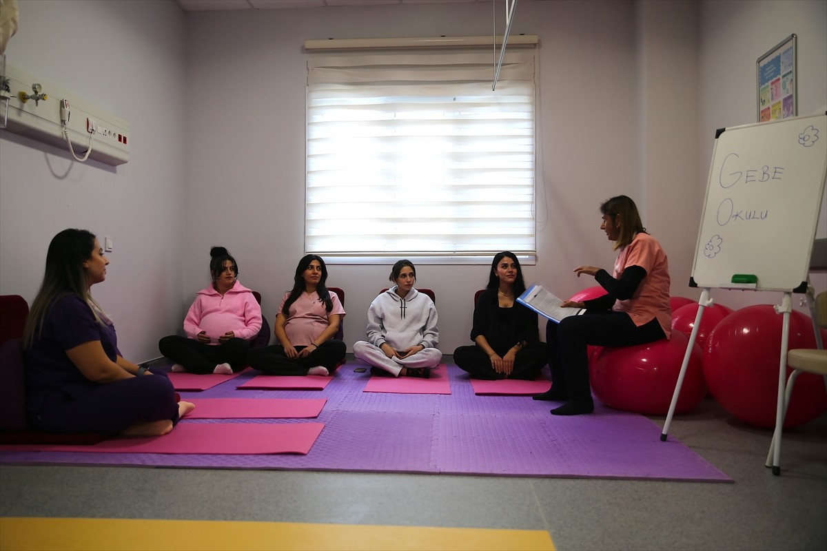 Hatay'da Defne Devlet Hastanesi'nde hayata geçirilen gebe okulu uygulaması, anne adaylarının...