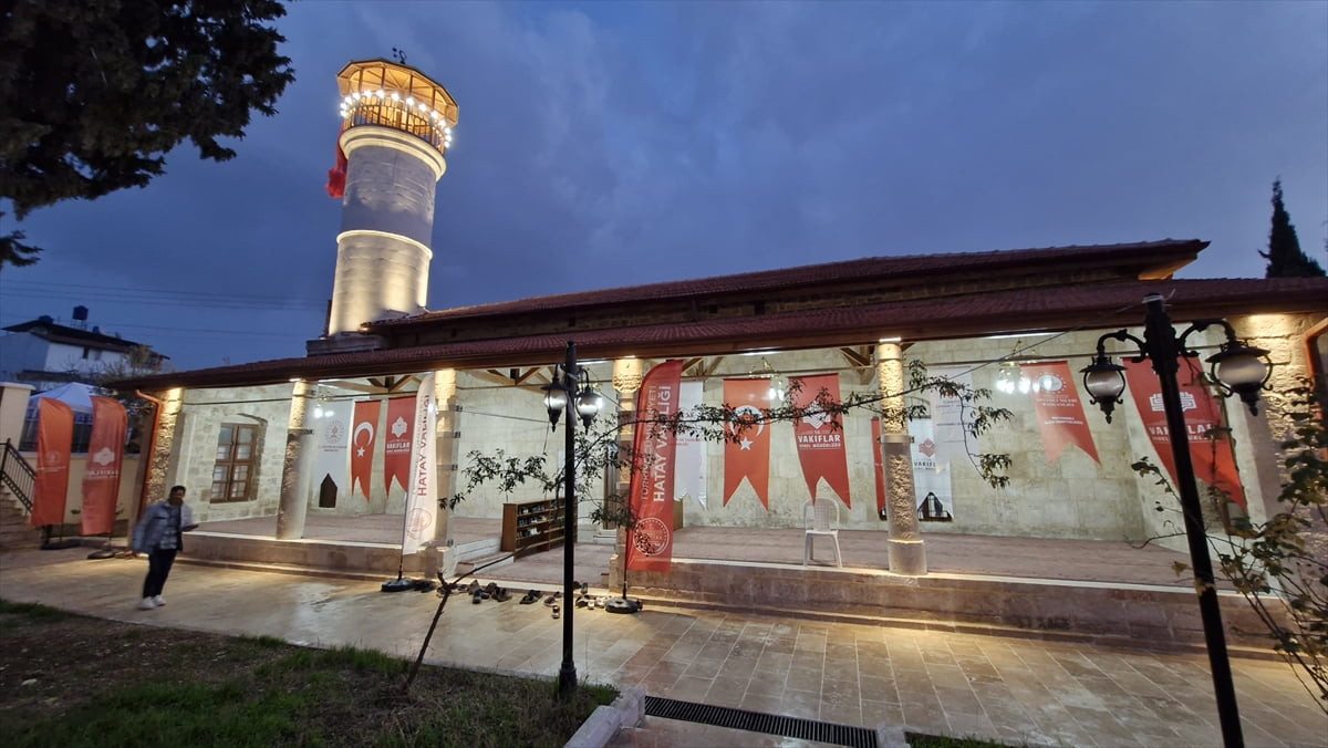 Hatay'da depremde ağır hasar alan Reyhanlı ilçesindeki tarihi Yenişehir Camisi'nde restorasyonun...