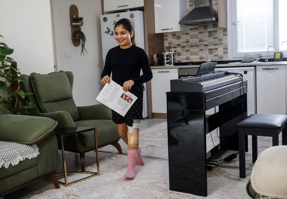  Hatay'da depremde kaybettiği sol bacağının yerine takılan protezle yeniden yaşama tutunan 12...