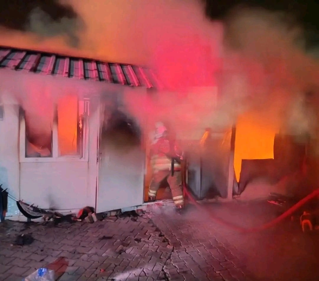 HATAY'DA DEPREMZEDE AİLENİN YAŞADIĞI KONTEYNER ALEVLERE TESLİM OLARAK YANDI. YARALANMA VE CAN...