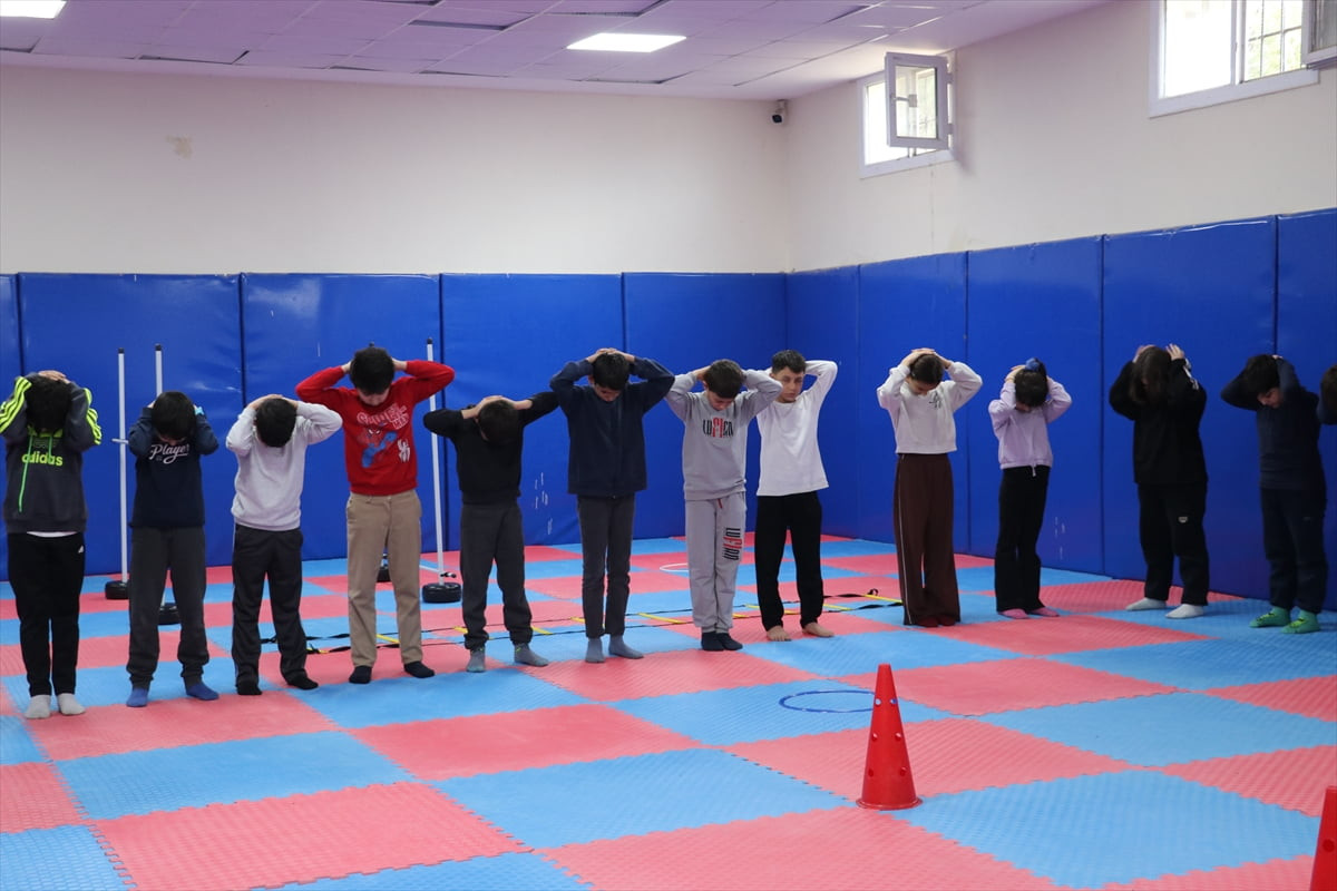 Hatay'da depremzede ilkokul öğrencileri, Milli Eğitim Bakanlığı ile Gençlik ve Spor Bakanlığı iş...
