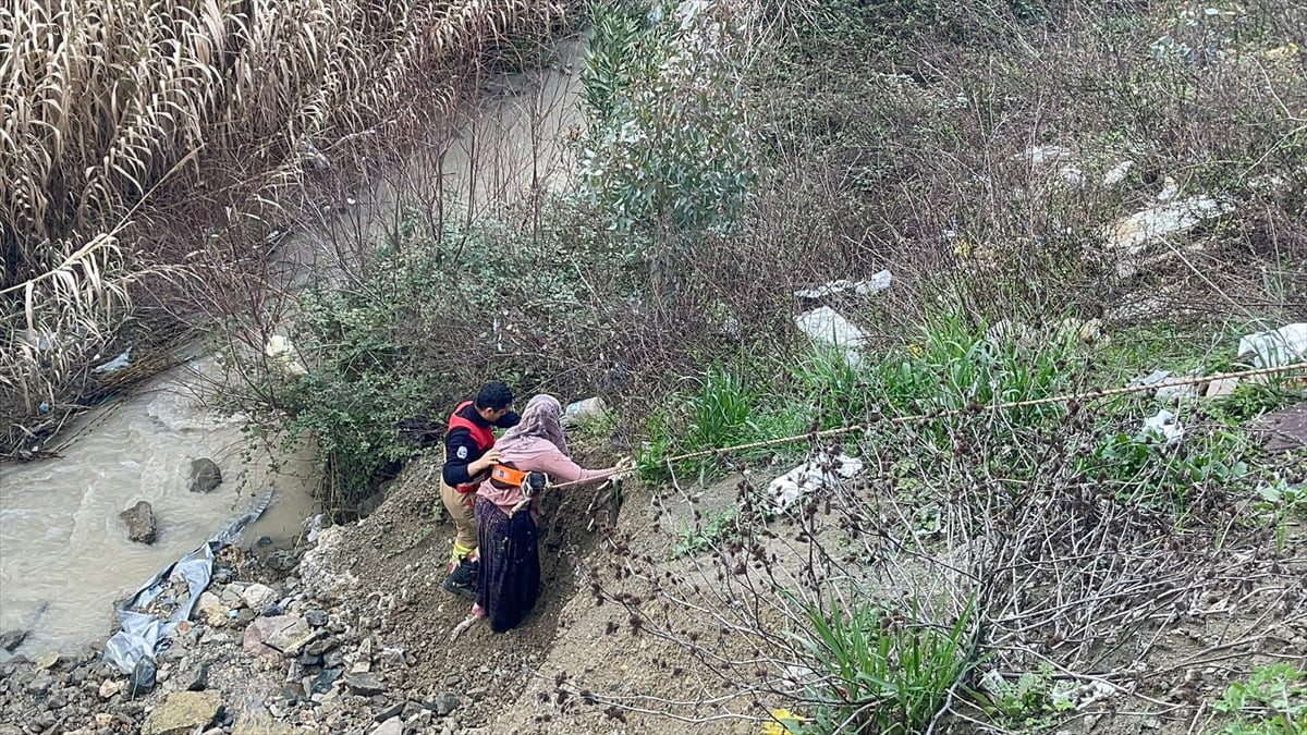 Hatay'da dereye düşen oğlağı çıkarmak isterken kendisi de mahsur kalan kişi kurtarıldı.