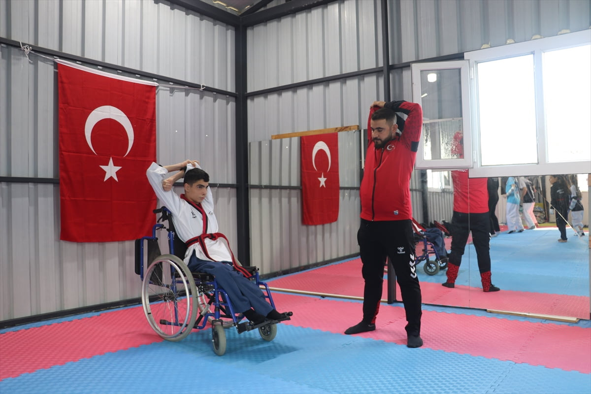 Hatay'da doğuştan bedensel engelli 14 yaşındaki para tekvandocu Hasan Ördek, milli forma giyerek...