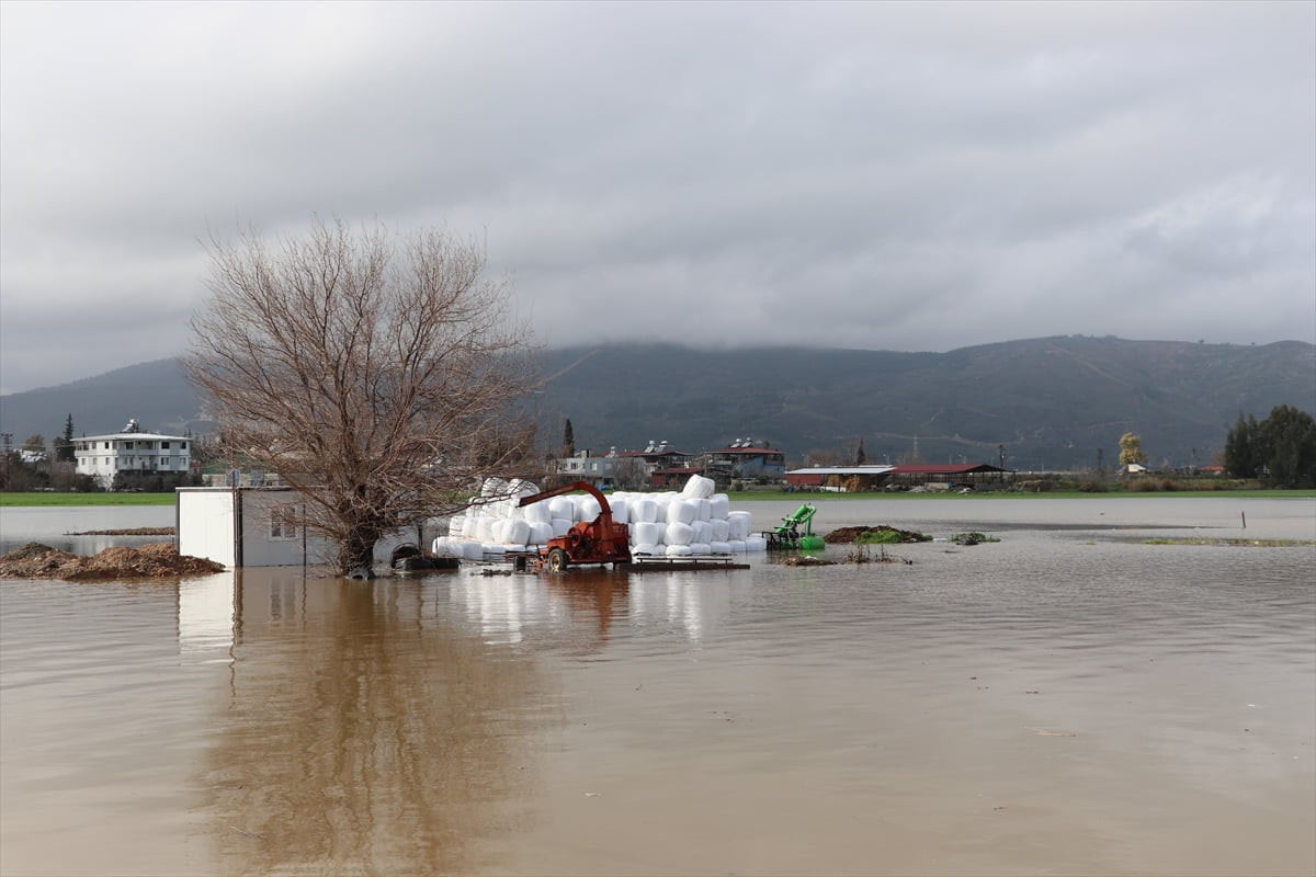 Hatay'da etkili olan sağanak nedeniyle bazı evler ve tarım arazilerini su bastı.