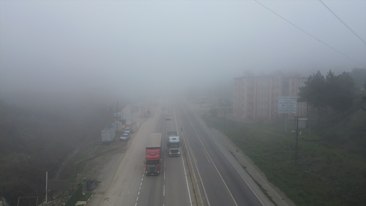 Hatay'da etkili olan sis görüş mesafesini düşürdü.