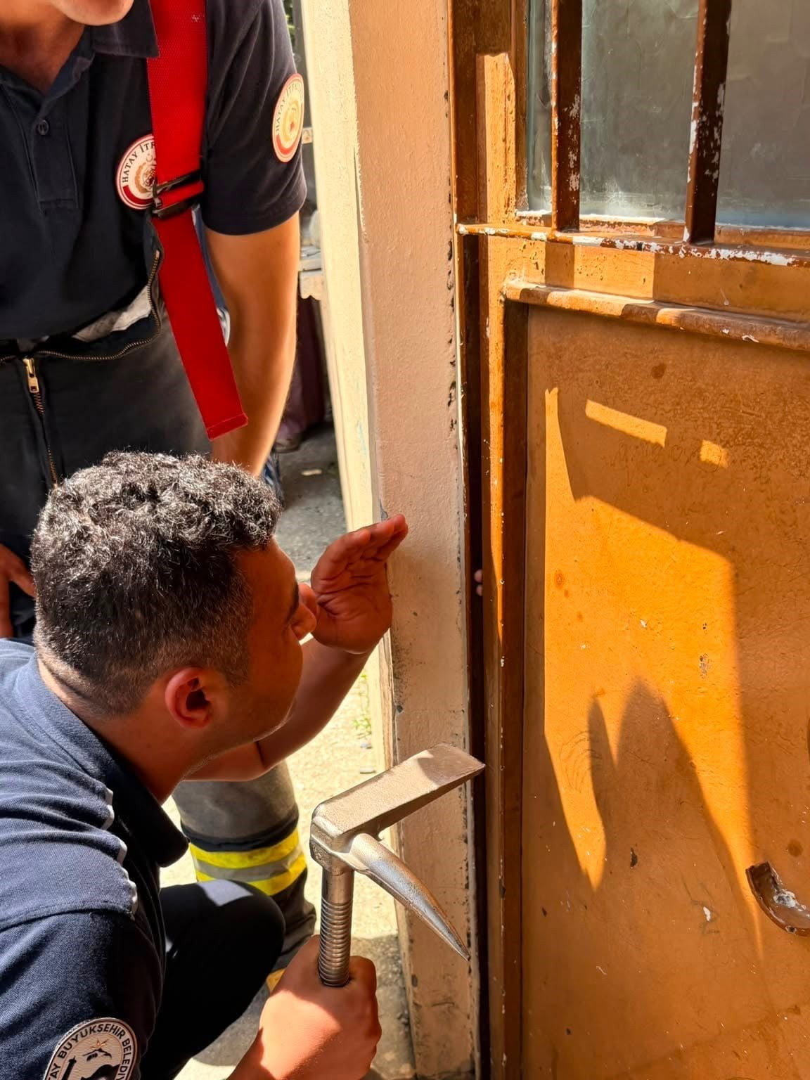 HATAY'DA EVİN DEMİR KAPISININ ARASINA PARMAĞINI SIKIŞTIRAN ÇOCUĞUN PARMAĞI İTFAİYE EKİPLERİNİN...