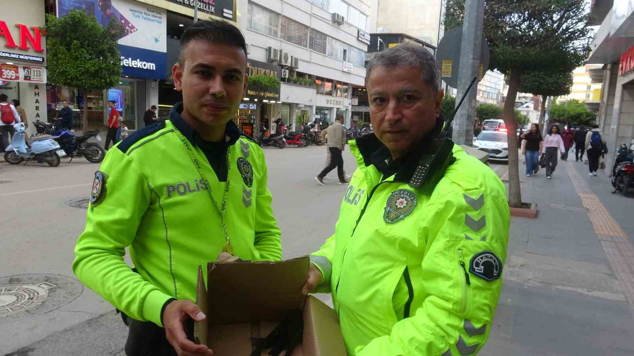 HATAY'DA GÖÇ YOLCULUĞUNDA BİTKİN DÜŞEN 2 EBABİL KUŞU, POLİS EKİPLERİ TARAFINDAN KORUMAYA ALINARAK...