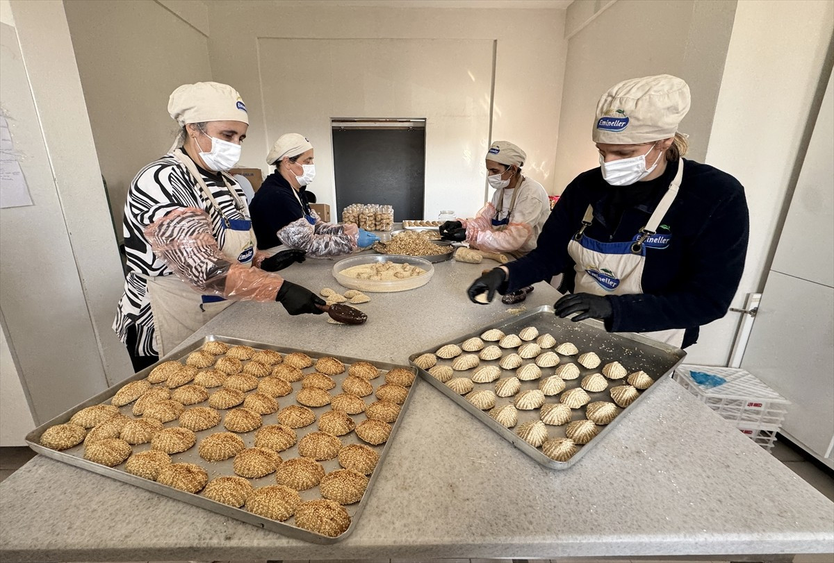 Hatay'da görümce ve iki gelin, 60 kişiye istihdam sağladıkları iş yerlerinde yöresel ürünleri...