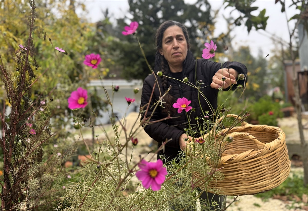 Hatay'da ipek böceği yetiştiricisi Emel Duman, doğal ipekten tasarladığı kıyafet ve aksesuarlara...