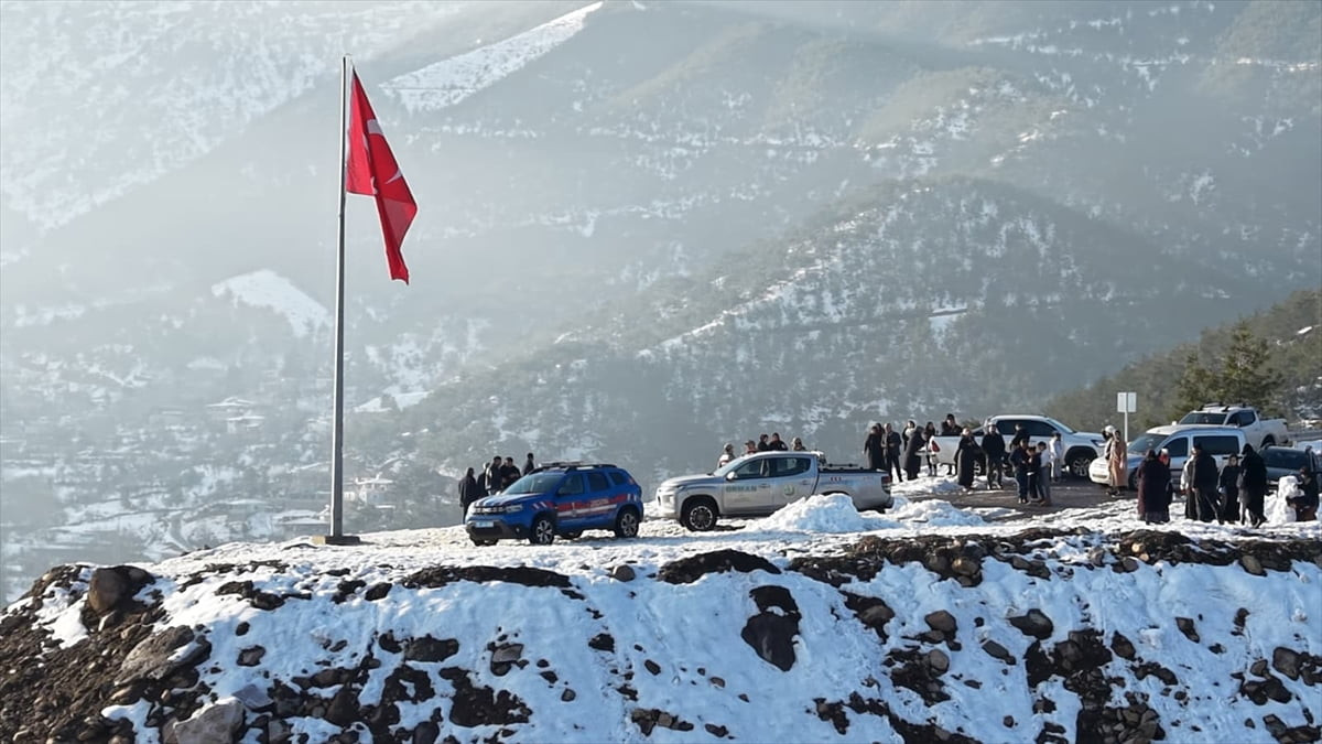 Hatay'da jandarma ve orman ekipleri, Amanos Dağları eteklerindeki yıpranan Türk bayrağını...