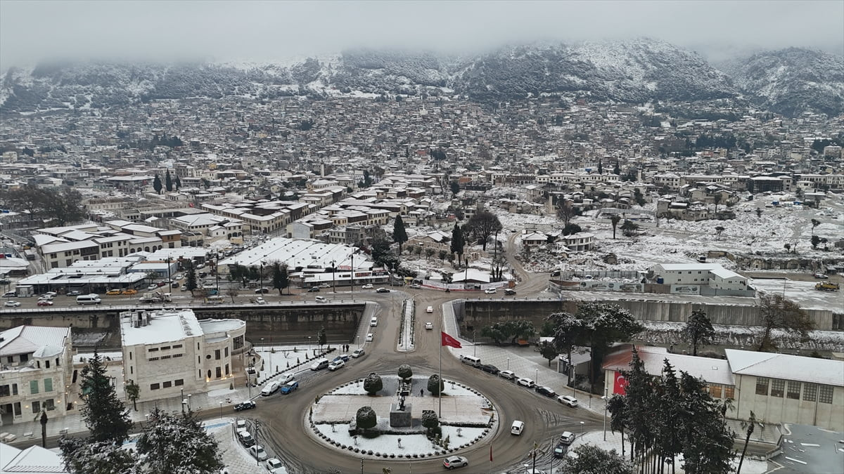 Hatay'da kar yağışı hayatı olumsuz etkiliyor. Kar nedeniyle parklar, caddeler, sokaklar ve...