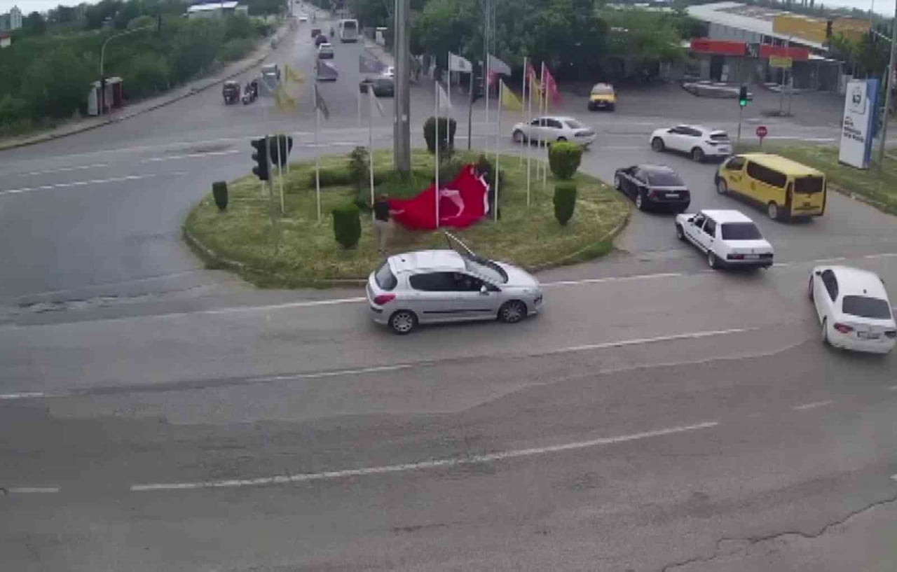 HATAY'DA KAVŞAKTA BULUNAN VE İPİN KOPMASIYLA YERE DÜŞEN TÜRK BAYRAĞI, TRAFİKTE SEYİR HALİNDE OLAN...