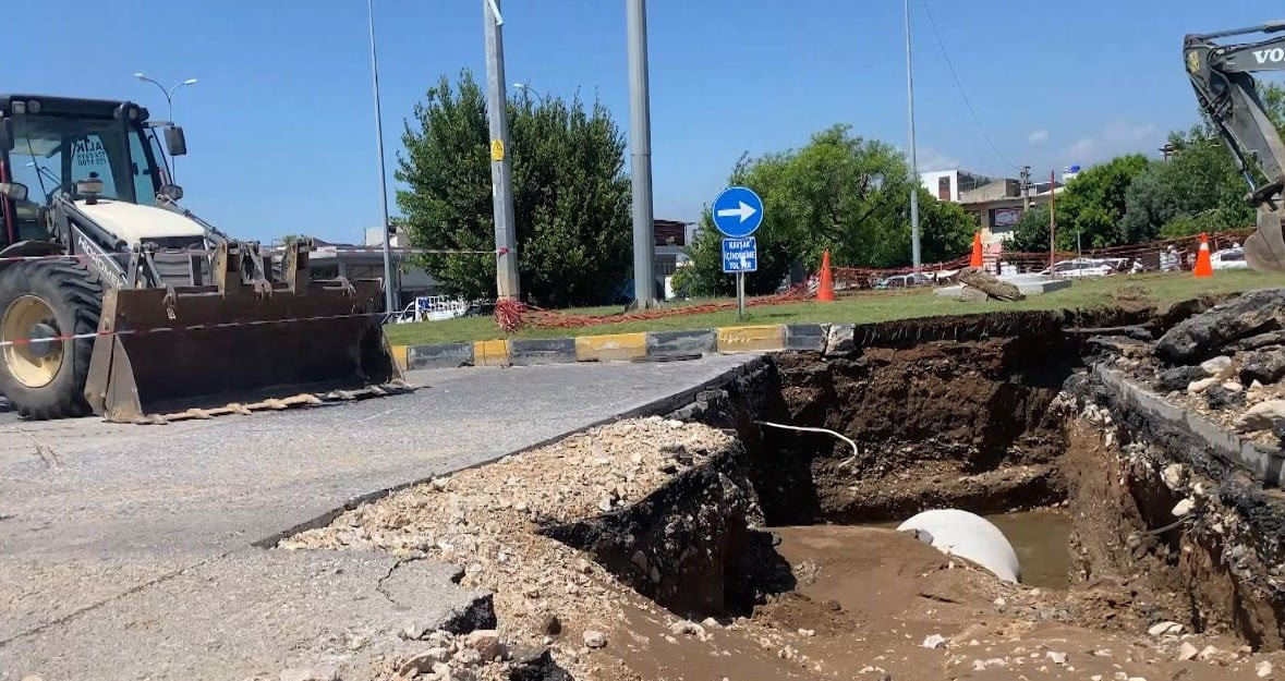 HATAY'DA KAYNAĞA GİDEN ANA SU BORUSU KAZI ÇALIŞMASINDA PATLADI, İŞYERLERİNİ BASAN SU İLE ESNAFLAR...