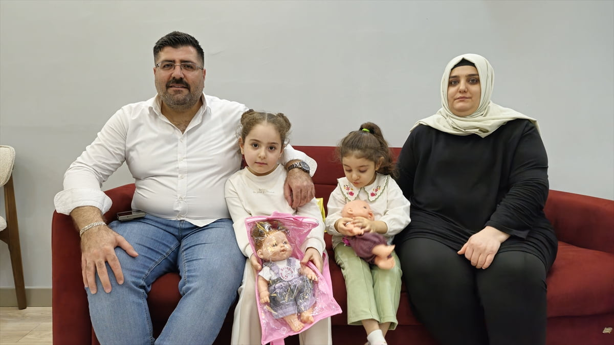 Hatay'da konutlarına kavuşan depremzede Karakuş ailesi, yeni evlerinde ağırladıkları Cumhurbaşkanı...