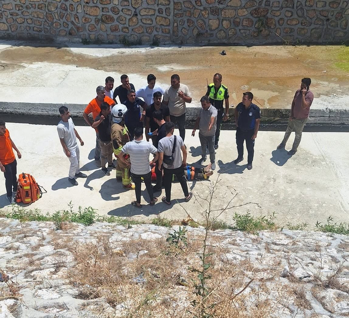 HATAY'DA KÖPRÜDEN UÇARAK YAKLAŞIK 7 METRE YÜKSEKTEN BİSİKLETİYLE YERE ÇAKILAN 12 YAŞINDAKİ ÇOCUK...