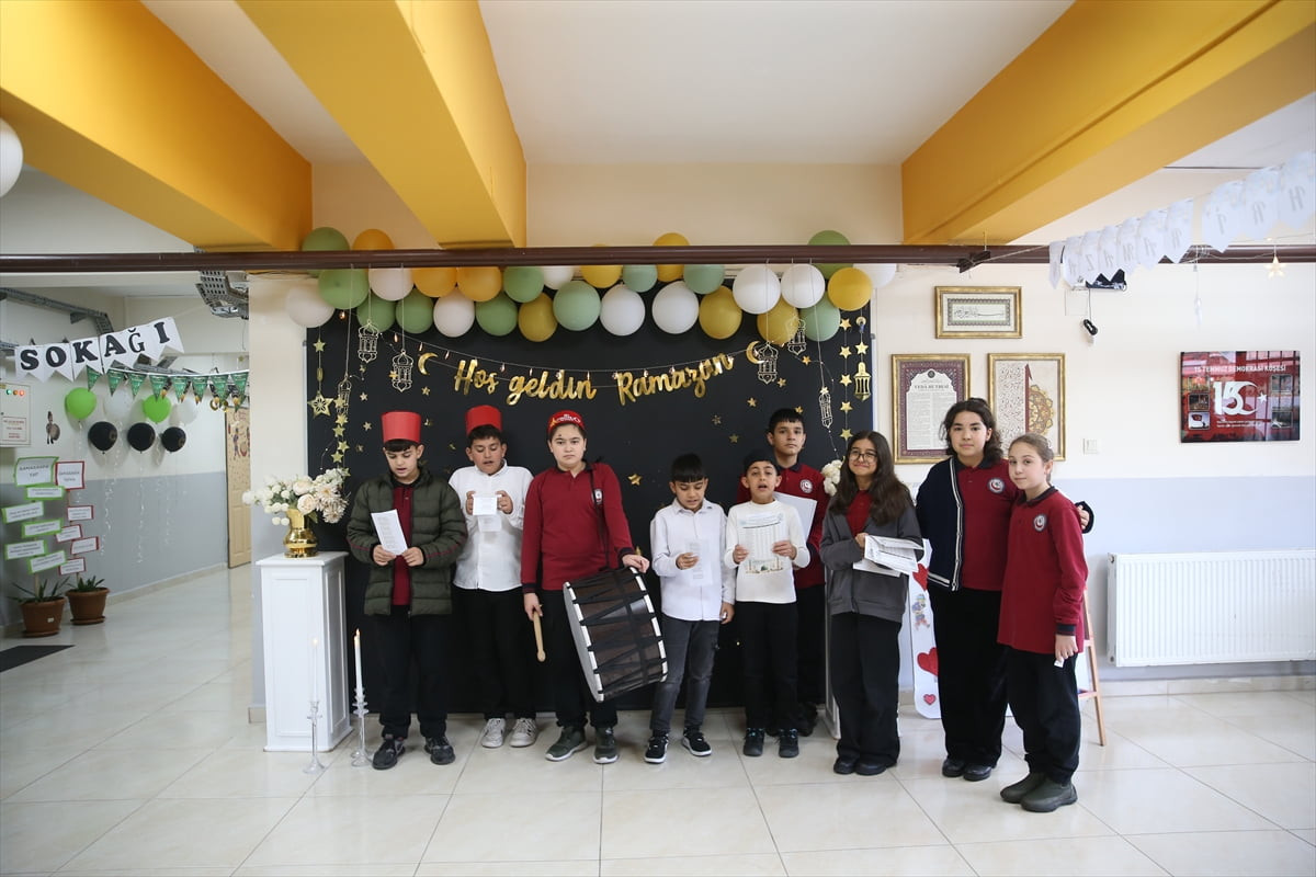 Hatay'da öğrencilerin ramazanın manevi atmosferini yaşamaları için okulların koridorlarında...
