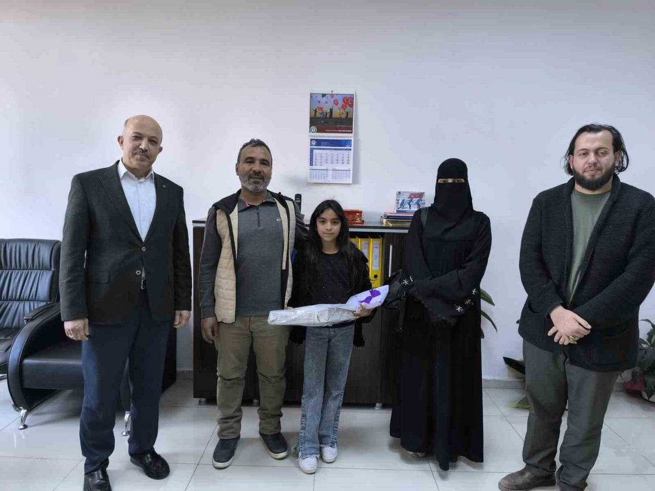 HATAY'DA OKULDAN DÖNERKEN YERDE BULDUĞU PARA DOLU ÇANTAYI AİLESİYLE BİRLİKTE KARAKOLA TESLİM EDEN...