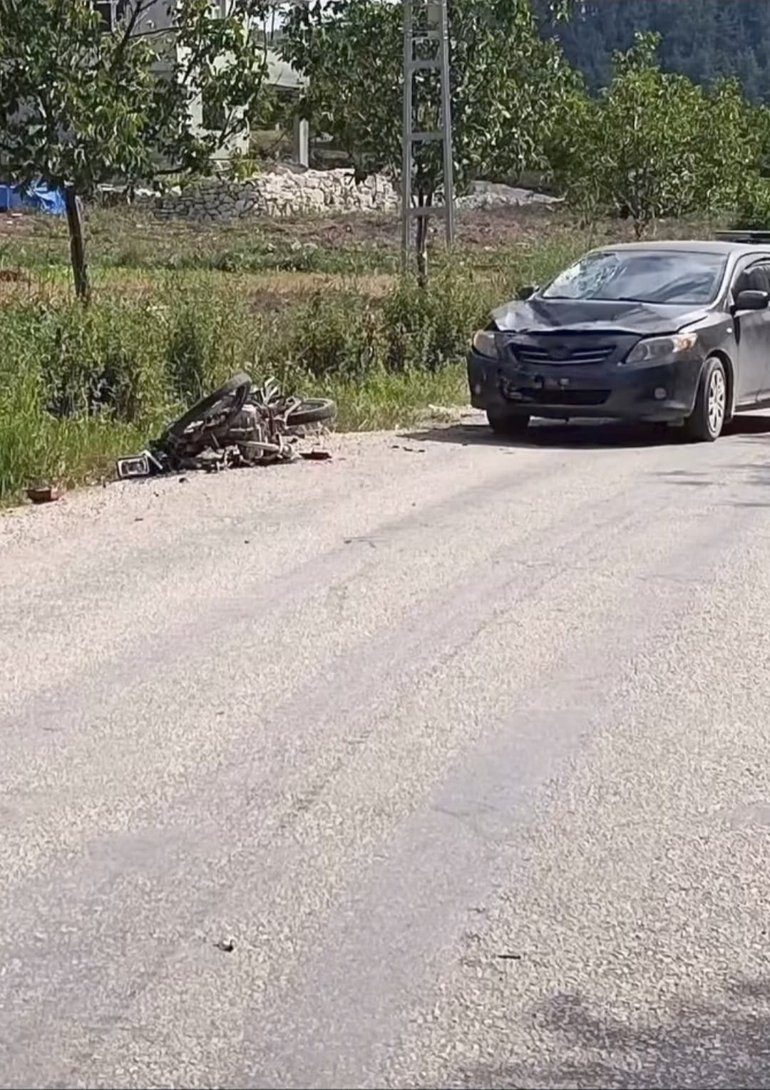HATAY'DA OTOMOBİLLE ÇARPIŞARAK DEVRİLEN MOTOTİSKLETTEN YERE UÇAN 2 KİŞİ YARALANDI.