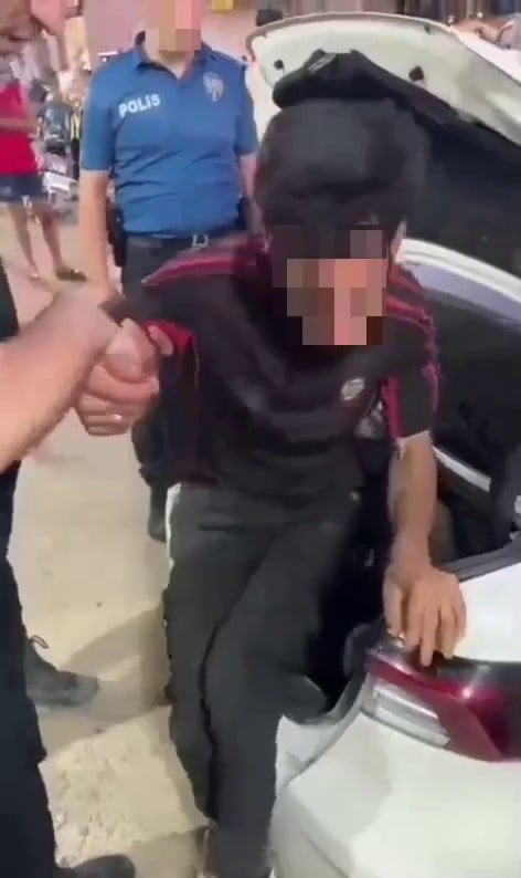 HATAY'DA POLİS EKİPLERİ TARAFINDAN DURDURULAN OTOMOBİLİN İÇİNDE 8, BAGAJINDA 4 OLMAK ÜZERE...