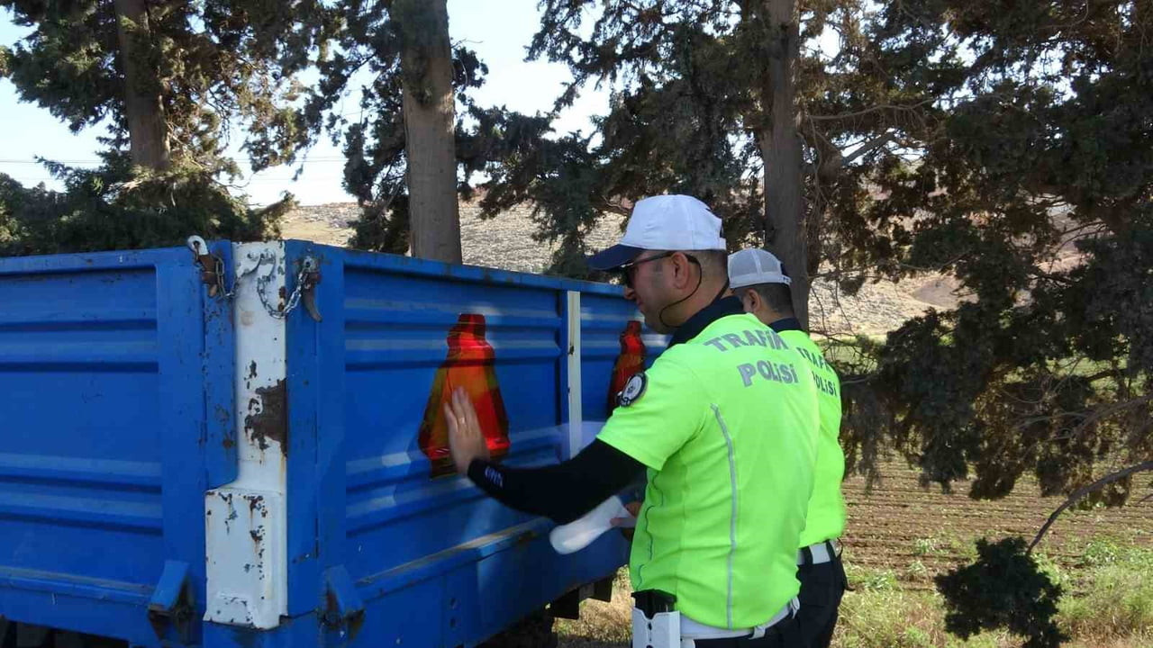 HATAY'DA POLİS EKİPLERİ, TRAKTÖR KAZALARININ ÖNÜNE GEÇMEK AMACI İLE REFLEKTÖR DENETİMİ...