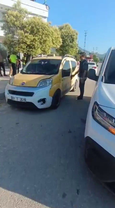 HATAY'DA POLİS EKİPLERİNCE DURDURULAN TAKSİDE 7 KAÇAK GÖÇMEN YAKALANDI. OLAYA İLİŞKİN TAKSİYE...
