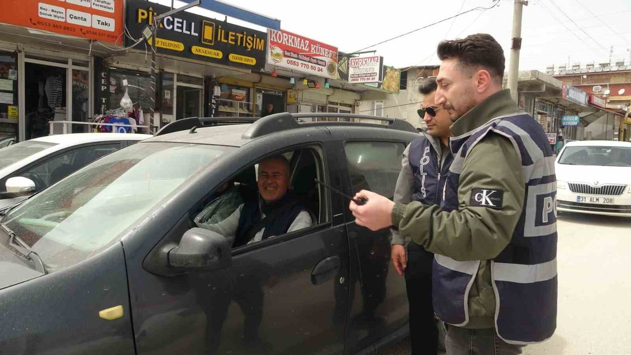 HATAY'DA POLİS EKİPLERİNİN HATALI PARK SÜRÜCÜLERİNE BİLİNÇLENDİRME