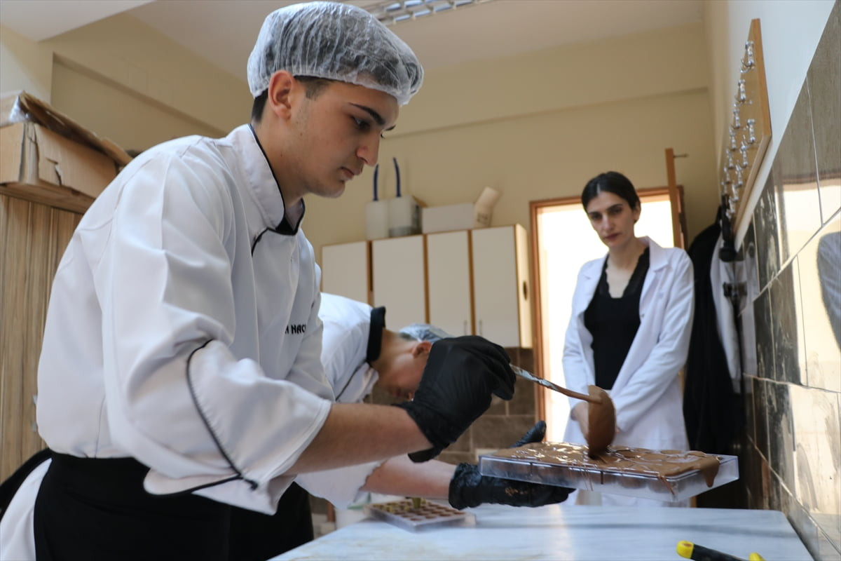 Hatay'da Ramazan Bayramı öncesi ikramlık çikolata üretimini artıran Zübeyde Hanım Mesleki ve...
