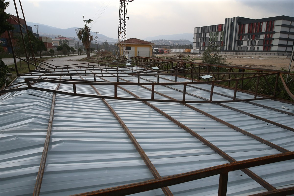 Hatay'da sabah saatlerinde başlayan ve giderek şiddetini artıran fırtına İskenderun ilçesinde...