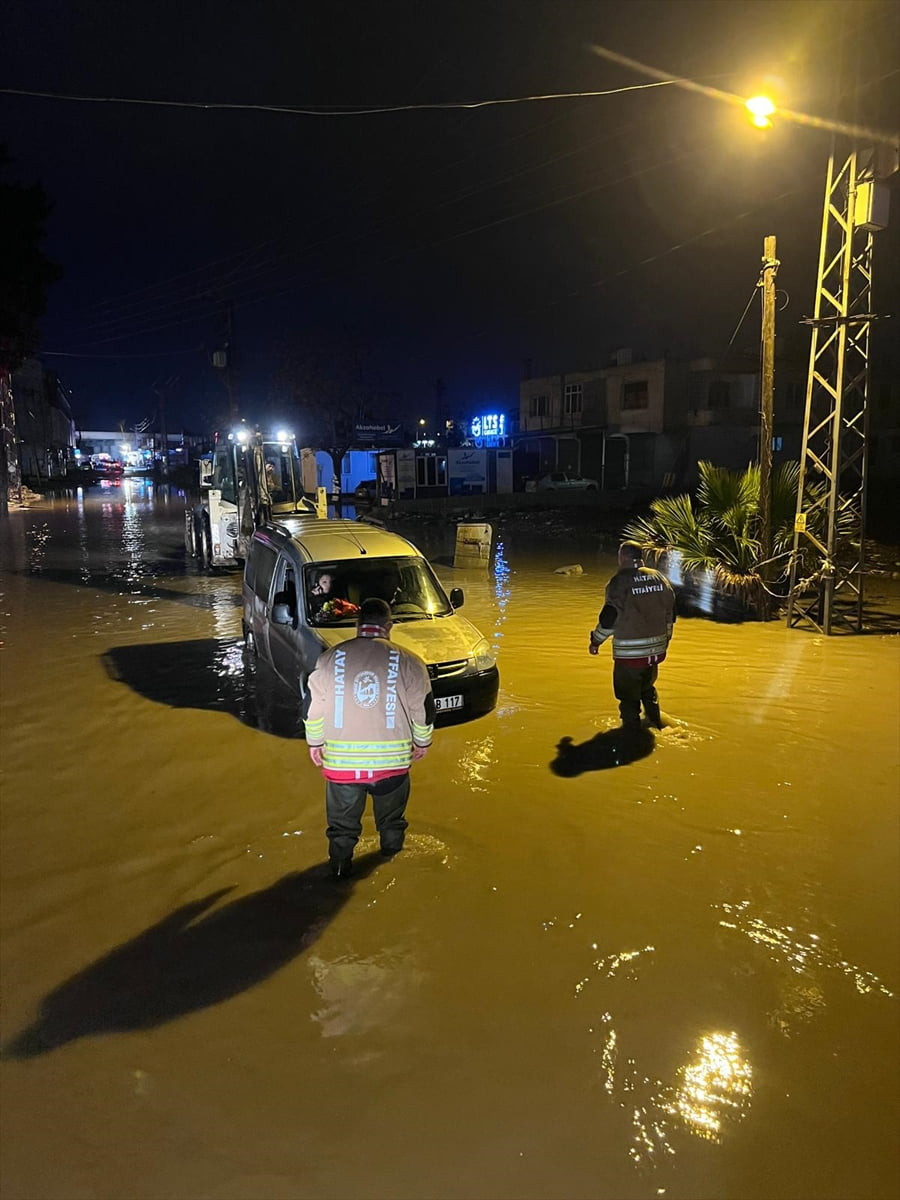 Hatay'da sağanak ve şiddetli rüzgar hayatı olumsuz etkiledi. Antakya, Defne ve Kırıkhan...