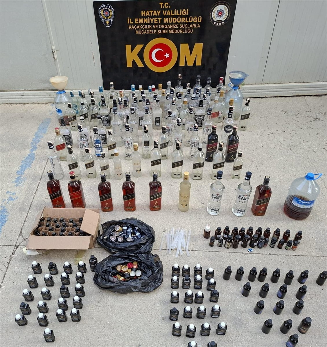 Hatay'da sahte içki operasyonunda 5 şüpheli gözaltına alındı. Adreslerde yapılan incelemelerde...