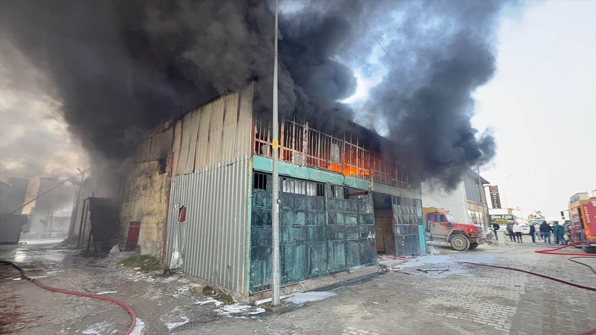 Hatay'da sanayi sitesindeki mobilya atölyesinde çıkıp bitişiğindeki iş yerine sıçrayan yangın...