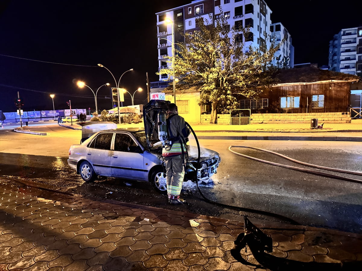 Hatay'da seyir halindeki otomobilde çıkan yangın itfaiye ekiplerince söndürüldü.