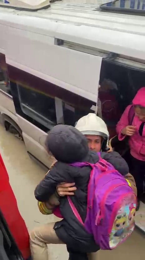 HATAY'DA ŞİDDETLİ YAĞIŞLA BİRLİKTE GÖLE DÖNEN YOLDA İLERLEYEMEYEN SERVİS İÇERİSİNDE MAHSUR KALAN 6...