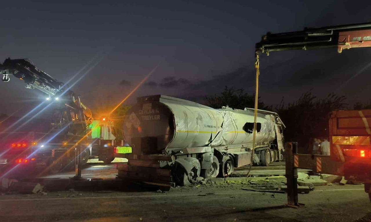 HATAY'DA SÜRÜCÜSÜNÜN KONTROLÜNÜ KAYBETMESİYLE YAKIT YÜKLÜ TANKER DEVRİLDİ. KAZADA SÜRÜCÜ...