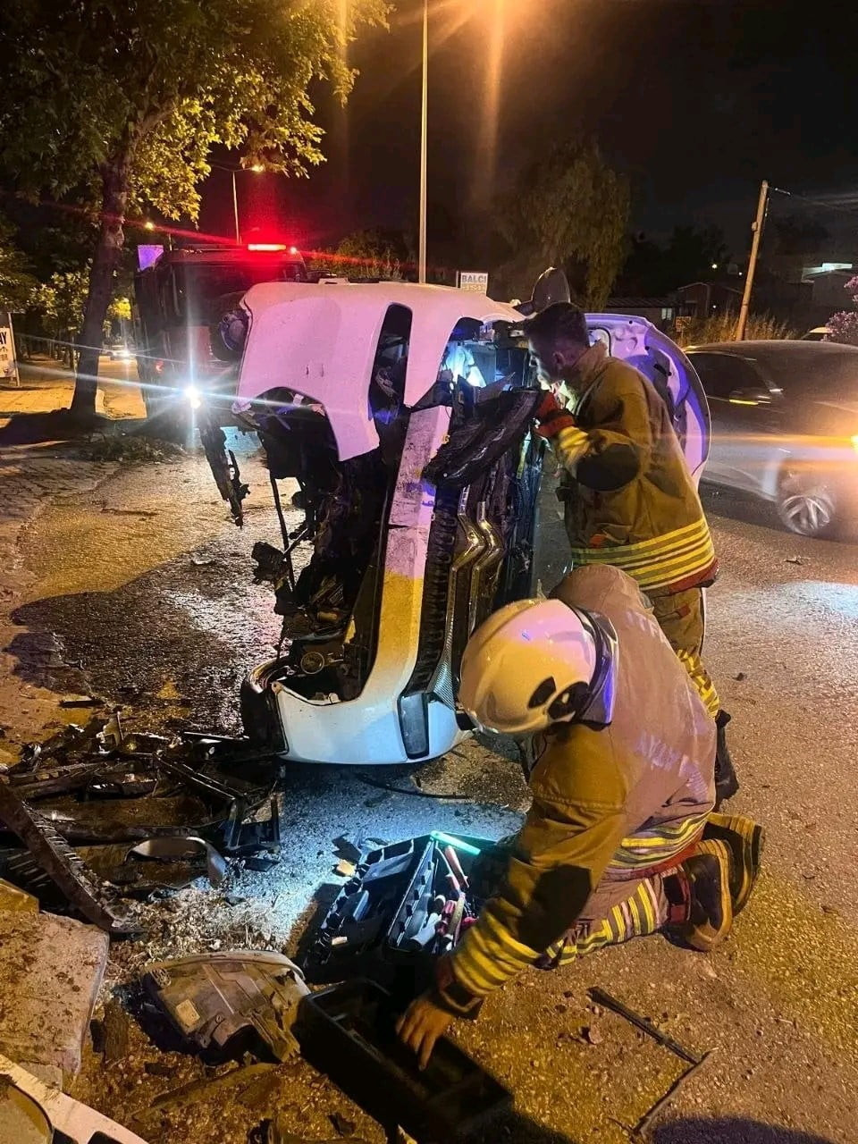 HATAY'DA SÜRÜCÜSÜNÜN KONTROLÜNÜ KAYBETMESİYLE YOL KENARINDAKİ AĞACA ÇARPAN VE YAN YATARAK HURDAYA...