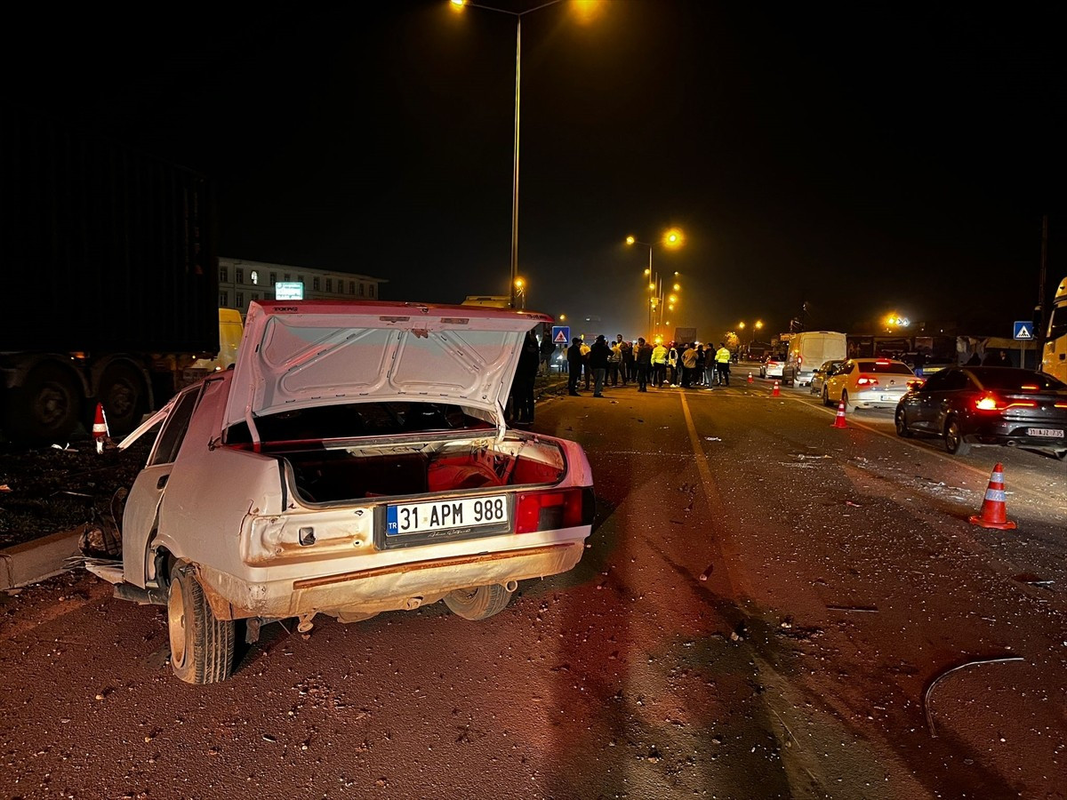 Hatay'da tırla çarpışması sonucu ikiye ayrılan otomobilin sürücüsü yaralandı.