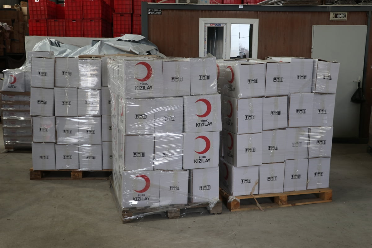 Hatay'da Türk Kızılay organizasyonunda hayırseverlerin desteğiyle hazırlanan 1000 hijyen kolisi...