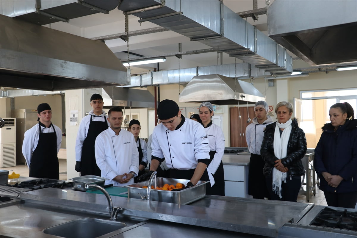 Hatay'da üreticilerin mandalinaya katma değer kazandırmasına destek olmak amacıyla meslek...
