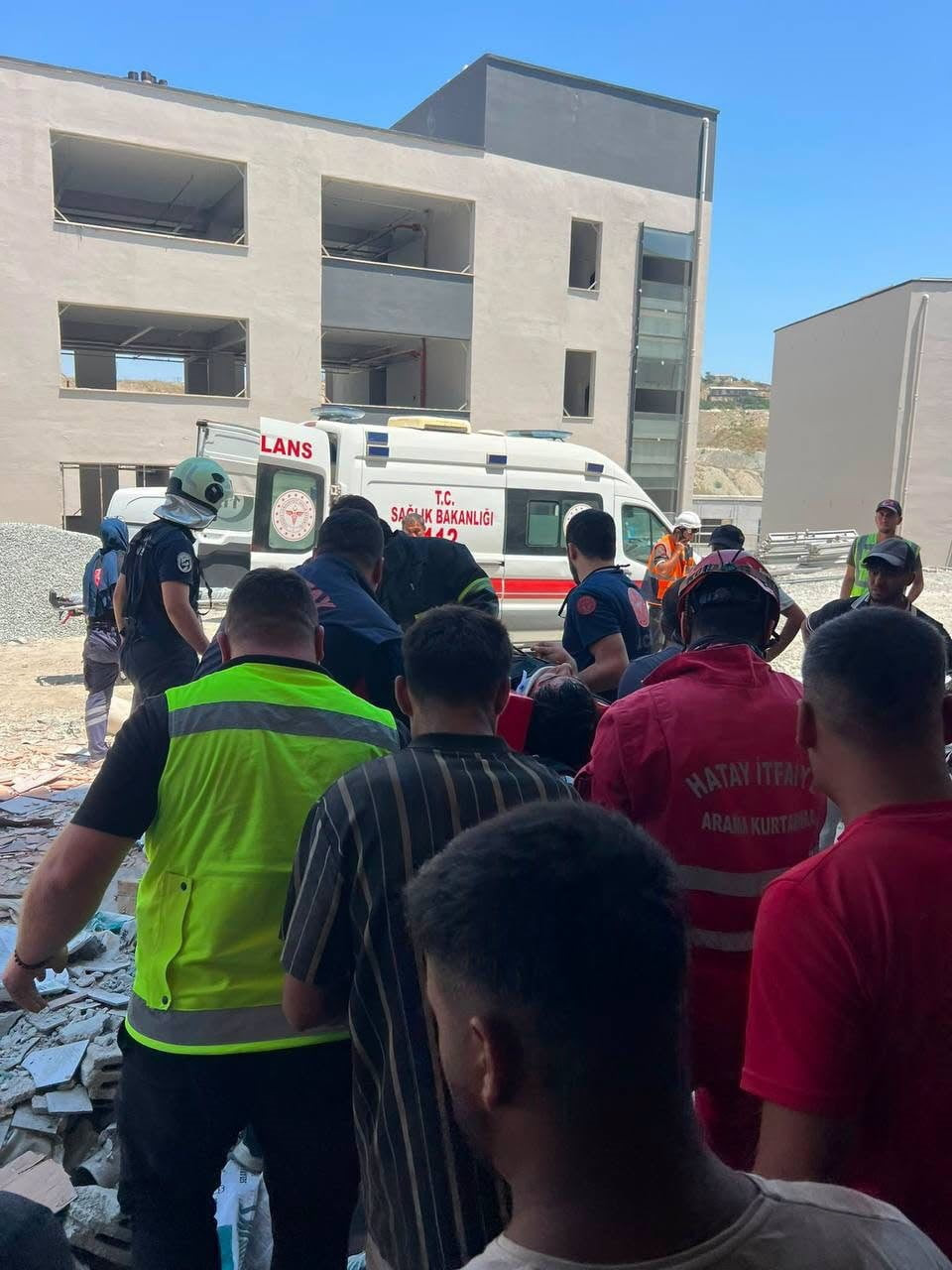 HATAY'DA YAPIMI DEVAM EDEN BİR İŞ HANINDA ASANSÖR BOŞLUĞUNDAN YERE ÇAKILAN İŞÇİ YARALANARAK...