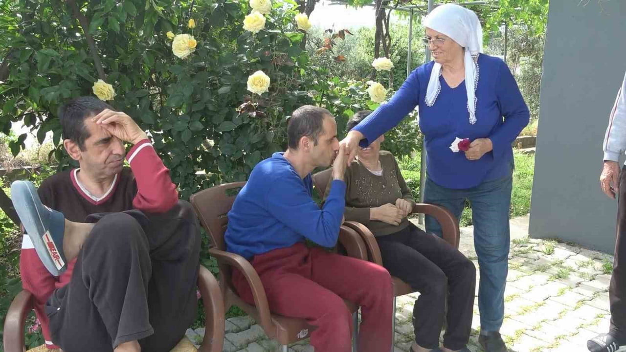 HATAY'DA YAŞAYAN EDİBE KOÇAK, AKRABA EVLİLİĞİNDEN DOLAYI ENGELLİ DOĞAN 3 ÇOCUĞUNA 52 YILDIR...