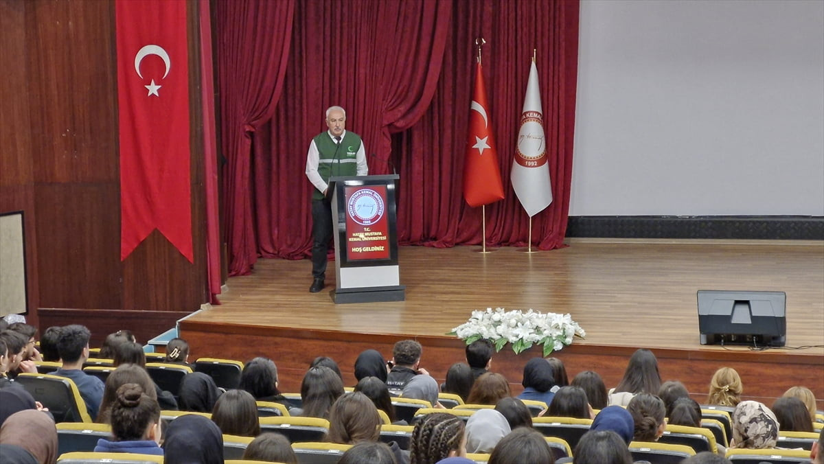Hatay'da Yeşilay Haftası etkinlikleri kapsamında, üniversite öğrencilerine yönelik bağımlılıkla...