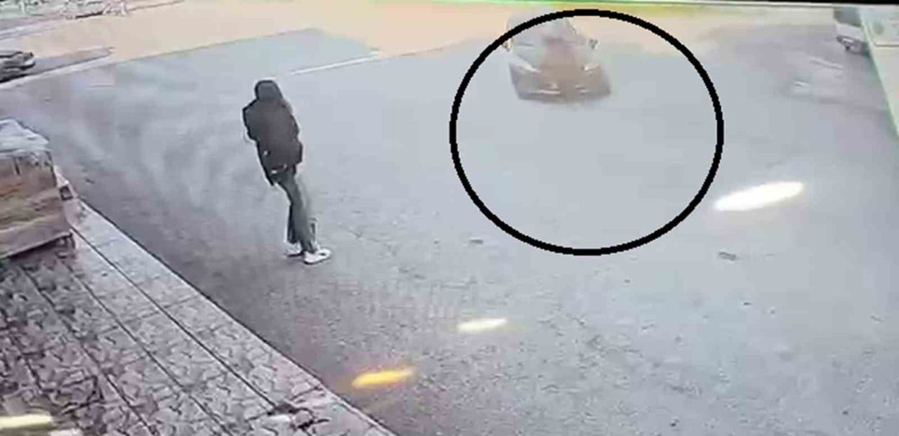 HATAY'DA YOLUN KARŞISINA GEÇMEYE ÇALIŞIRKEN OTOMOBİLİN ÇARPTIĞI KADIN YARALANDI. KAZA ANI KAMERAYA...