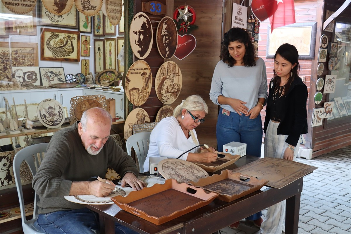Hatay'da zanaatkar Zeynep ve Naim Gülbol çifti, çeşitli figürleri ve kentin öne çıkan mozaiklerini...