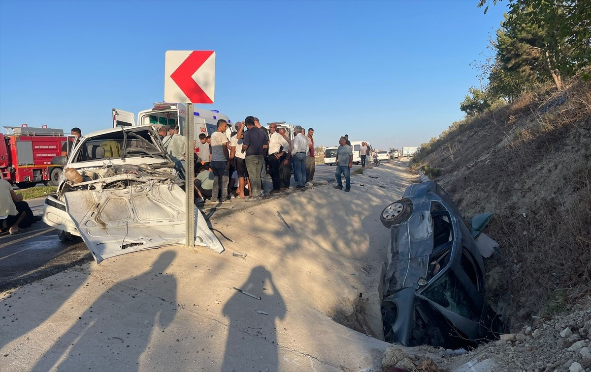 Hatay'ın Altınözü ilçesinde iki otomobilin çarpışması sonucu 1'i ağır 4 kişi...