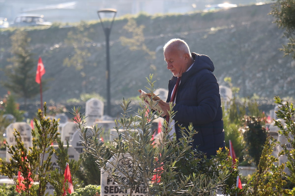 Hatay'ın Antakya ilçesinde 6 Şubat 2023'teki afette yakınlarını kaybedenler, Ramazan Bayramı'nın...