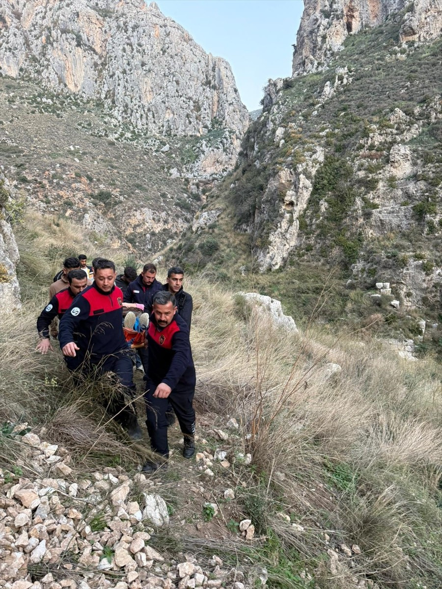 Hatay'ın Antakya ilçesinde dağda yürüyüş yaptığı sırada düşerek mahsur kalan kişi itfaiye...