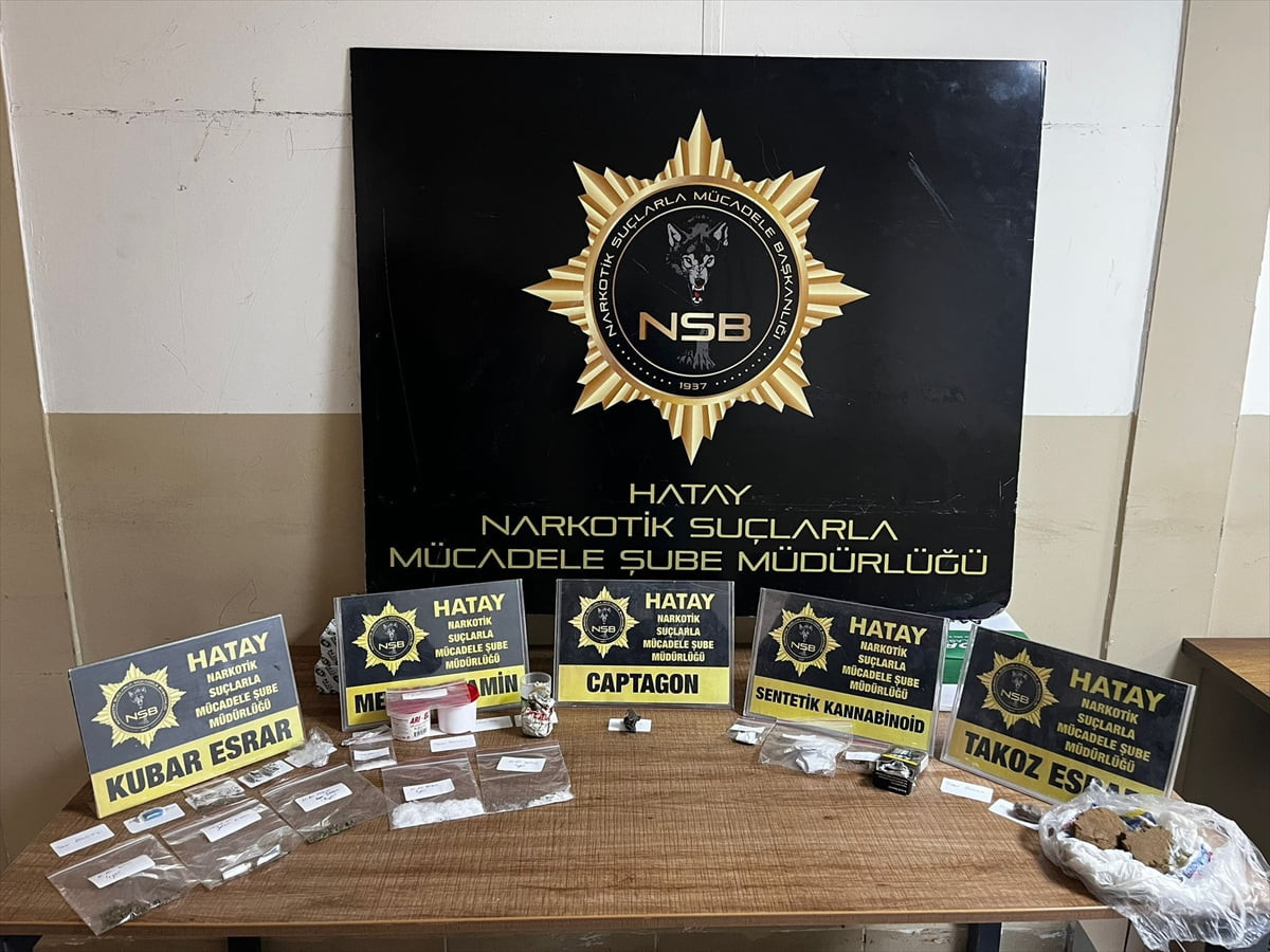 Hatay'ın Antakya ilçesinde düzenlenen uyuşturucu operasyonunda gözaltına alınan 21 şüpheliden...