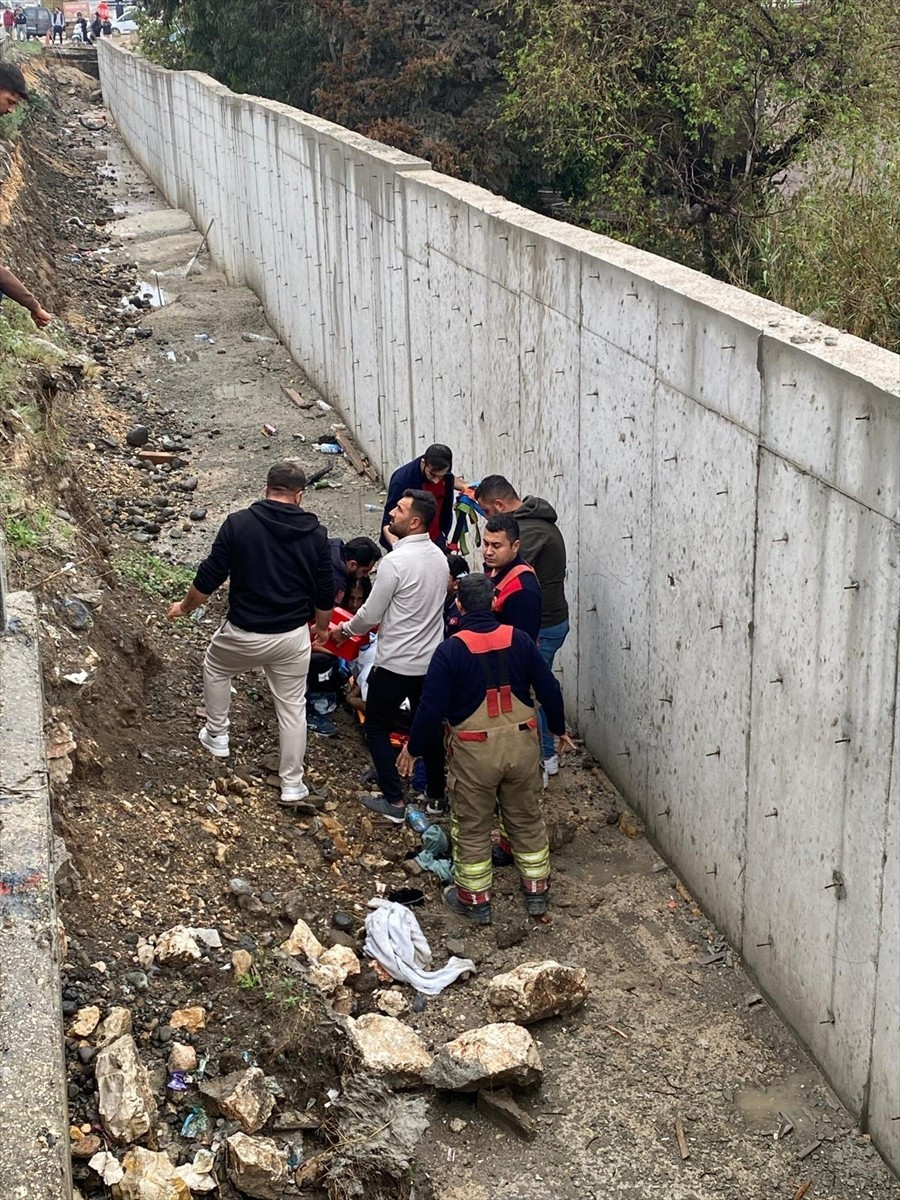Hatay'ın Antakya ilçesinde hafif ticari aracın çarptığı kadın hayatını kaybetti.