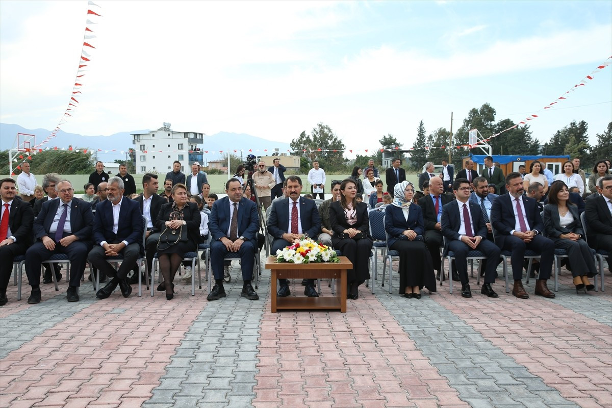 Hatay'ın Arsuz ilçesinde 6 Şubat 2023'teki depremlerde hasar alması nedeniyle yıkılan ilkokulun...